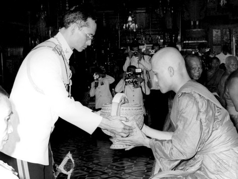 วันที่ 6 พฤศจิกายน พุทธศักราช 2521 พระบาทสมเด็จพระเจ้าอยู่หัว สมเด็จพระนางเจ้าฯ พระบรมราชินีนาถ เสด็จพระราชดำเนิน พร้อมด้วยสมเด็จพระเทพรัตนราชสุดาฯ สยามบรมราชกุมารี ไปในการพระราชพิธีทรงผนวช สมเด็จพระบรมโอรสาธิราชฯ สยามมกุฎราชกุมาร ณ พระอุโบสถ วัดพระศรีรัตนศาสดาราม ในพระบรมมหาราชวัง