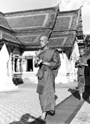 วันที่ 14 พฤศจิกายน พุทธศักราช 2521 เสด็จพระราชดำเนินไปทรงถวายสักการะพระธาตุเชิงชุม อำเภอเมืองสกลนคร จังหวัดสกลนคร