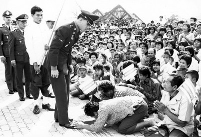 วันที่ 24 มกราคม พุทธศักราช 2529 พระบาทสมเด็จพระเจ้าอยู่หัว ทรงพระกรุณาโปรดเกล้าฯ ให้ สมเด็จพระบรมโอรสาธิราชฯ สยามมกุฎราชกุมาร เสด็จพระราชดำเนินแทนพระองค์ไปทรงประกอบพิธีเปิดพระบรมราชานุสาวรีย์พระบาทสมเด็จพระจุลจอมเกล้าเจ้าอยู่หัว และพระบรมราชานุสาวรีย์พระบาทสมเด็จพระมงกุฎเกล้าเจ้าอยู่หัว จังหวัดร้อยเอ็ด และทรงเยี่ยมราษฏรที่มาเฝ้าฯ รับเสด็จ