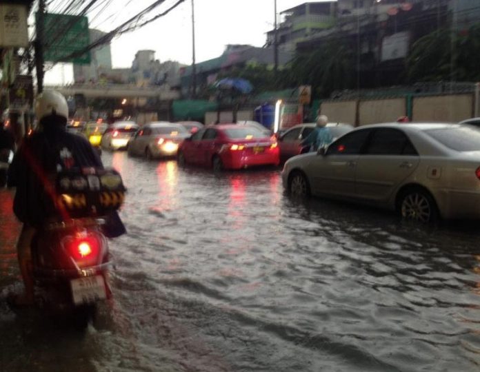 @fm91trafficpro 17.46 น.ท่วมมิดฟุตบาท "พหลโยธิน" เสนาเข้าแยกเกษตร