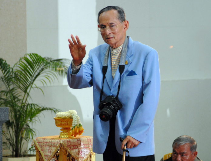 พระบาทสมเด็จพระเจ้าอยู่หัว ทรงโบกพระหัตถ์ให้พสกนิกรที่เฝ้าฯ รับเสด็จอย่างเนืองแน่น ขณะเสด็จฯออกจากโรงพยาบาลศิริราชกลับพระตำหนักจิตรลดารโหฐาน ภายหลังเสด็จฯมาประทับแรม เพื่อทรงเยี่ยมพระอาการประชวรสมเด็จพระเจ้าพี่นางเธอฯ เมื่อวันที่ 16 พฤศจิกายน
