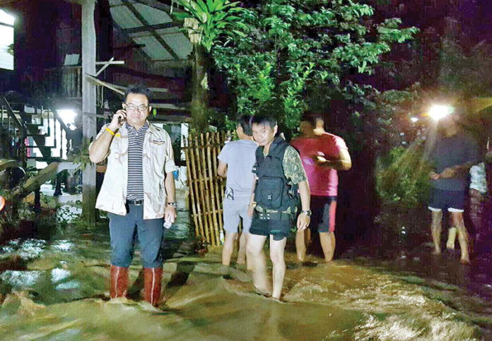 ทะลักท่วม - จนท.รุดให้ความช่วยเหลือชาวบ้านขนย้ายสิ่งของเครื่องใช้ และสัตว์เลี้ยง หลังน้ำป่าจากลำห้วยไหลหลากเข้าท่วมกลางดึก เนื่องจากเกิดฝนตกหนักติดต่อกันหลายชั่วโมง ที่บ้านแม่สะป๊วด ต.ทาสบเส้า อ.แม่ทา จ.ลำพูน เมื่อวันที่ 2 ต.ค.