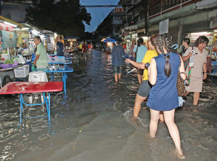 ตลาดน้ำ - สภาพน้ำท่วมขังในตลาดประชานิเวศน์ 1 ย่านประชาชื่น ประชาชนและร้านขายอาหารริมทางได้รับ ผลกระทบเดือดร้อน หลังฝนถล่มหนักเมื่อช่วงเย็นวันที่ 3 ต.ค. ทำให้พื้นที่กทม. มีน้ำท่วมขังรวมทั้งสิ้น 13 จุด เกิิดวิกฤต ต่อเนื่องตลอดทั้งคืน จนท.ต้องระดมเร่งระบายด่วน