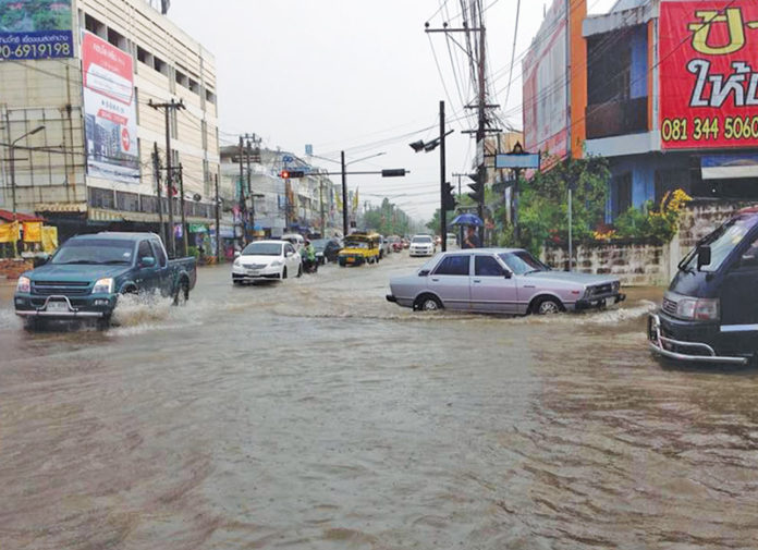 ถล่มยาว - ฝนถล่มเขตเทศบาลนครลำปาง น้ำท่วมขังถนนหลายสายและย่านเศรษฐกิจ ชาวบ้านเร่งนำกระสอบทรายมาวางกั้นหน้าบ้าน ขณะที่กรมอุตุฯ ประกาศเตือนทั่วประเทศรับมือฝนกระหน่ำยาวถึงวันที่ 9 ต.ค. 