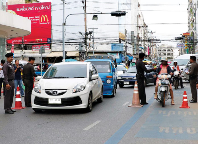 ระวังเข้ม - ตำรวจสภ.หาดใหญ่ จ.สงขลา แจกคู่มือวิธีสังเกตวัตถุแปลกปลอม รถยนต์ รถจักรยานยนต์ และบุคคลต้องสงสัย ให้แก่ประชาชนทั่วไปและผู้ประกอบการย่านใจกลางเมือง หลังการข่าวแจ้งเตือนเหตุคาร์บอมบ์ เมื่อวันที่ 10 ต.ค. 