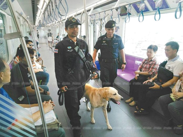 ตรวจเข้ม - เจ้าหน้าที่รปภ.รถไฟฟ้าใต้ดินเอ็มอาร์ที และชุดอีโอดี พร้อมสุนัขตำรวจ เดินตรวจความปลอดภัยทุกขบวนการเดินรถ หลังการข่าวแจ้งถึงการเตรียมก่อวินาศกรรมลอบวางระเบิดในกรุงเทพฯ ระหว่างวันที่ 25-30 ต.ค.นี้