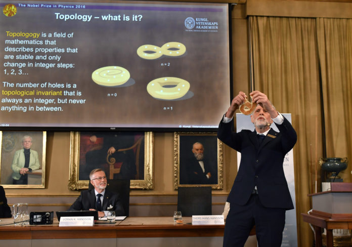 ศ.ธอร์ ฮันส์ ฮันส์สัน แถลงผลประกาศรางวัล ที่กรุงสตอกโฮล์ม (Anders Wiklund /TT via AP) (Anders Wiklund /TT via AP)