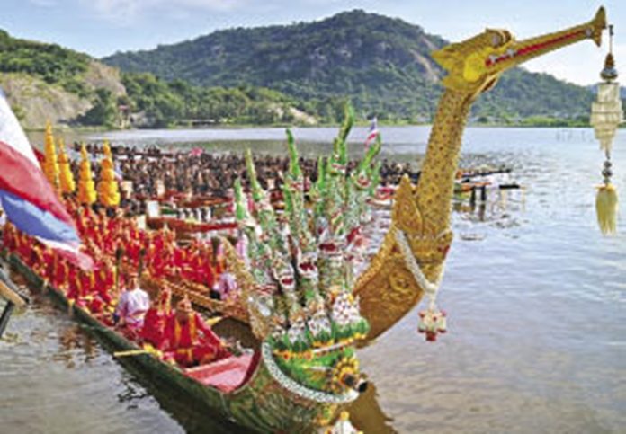 ถวายในหลวง - เรือสุพรรณหงส์(จำลอง) และเรืออนันตนาคราช(จำลอง) พร้อมเรือแข่ง ชั้นนำทั่วประเทศรวม 119 ลำ ร่วมขบวนแห่ในพิธีเปิดการแข่งเรือยาวรายการพิเศษ ที่อ่างเก็บน้ำ เขาเต่า อ.หัวหิน จ.ประจวบคีรีขันธ์ เมื่อวันที่ 13 พ.ย.