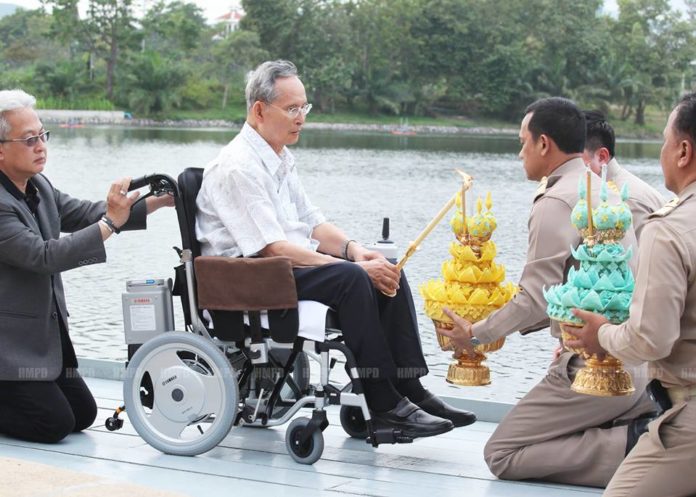 "ในหลวง" ทรงลอยพระประทีป ท่าลัดดา วังไกลกังวล เมื่อปี 2556
