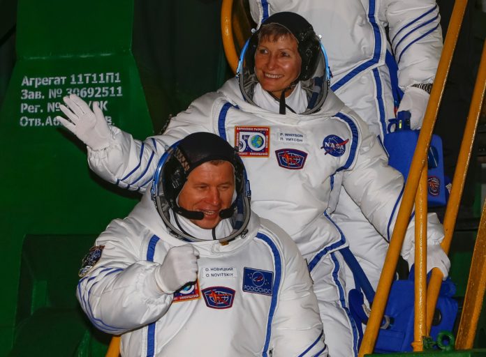Oleg Novitsky (L) and US astronaut Peggy Whitson. / AFP PHOTO