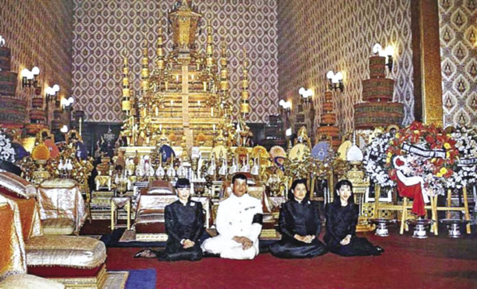 พระบรมฉายาลักษณ์สมเด็จพระเจ้าอยู่หัว มหาวชิราลงกรณฯ เมื่อครั้งดำรงพระอิสริยยศ สมเด็จพระบรมโอรสาธิราชฯ สยามมกุฎราชกุมาร ทรงฉายพระบรมรูปกับพระเชษฐภคินี และพระขนิษฐาทั้ง 2 พระองค์ ในพระราชพิธีพระบรมศพสมเด็จย่า เมื่อพ.ศ.2538 ซึ่งมีผู้นำมาชื่นชมเทียบกับพระบรมฉายาลักษณ์ด้านล่างที่ทรงฉายพร้อมหน้าทั้ง 4 พระองค์อีกครั้ง ณ เบื้องหน้าพระบรมโกศในหลวงรัชกาลที่ 9 เมื่อวันที่ 3 ธ.ค. 2559
