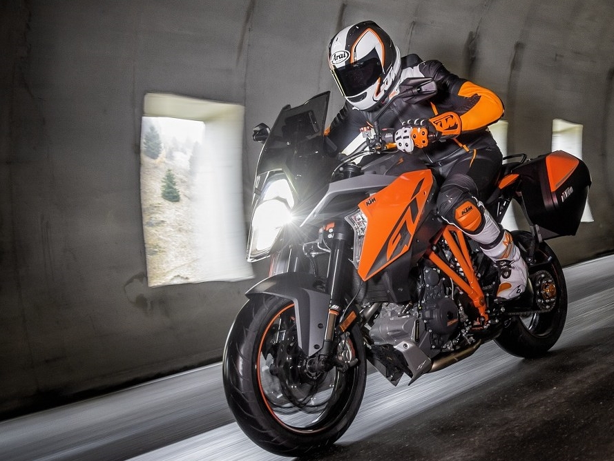 1290-super-duke-gt_action_02_1600x1065