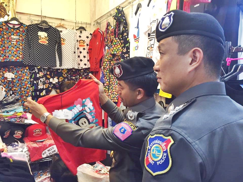 บุกจับร้านเสื้อผ้าแบรนด์เนมเก๊ กลางห้างดังย่านประตูน้ำ ยึดกว่า 7 พันตัว มูลค่านับแสน!! - ข่าวสด บุกจับร้านเสื้อผ้าแบรนด์เนมเก๊ กลางห้างดังย่านประตูน้ำ ยึดกว่า 7 พันตัว มูลค่านับแสน!! - ข่าวสด