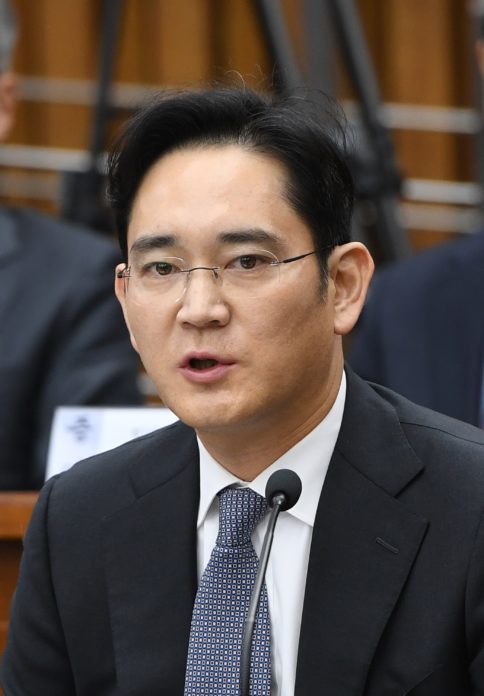Samsung Group's heir-apparent Lee Jae-Yong answers a question during a parliamentary probe into a scandal engulfing President Park Geun-Hye at the National Assembly in Seoul on December 6, 2016.  The publicity-shy heads of South Korea's largest conglomerates faced their worst nightmare on December 6, as they were publicly grilled about possible corrupt practises before an audience of millions. / AFP PHOTO / POOL / JUNG YEON-JE