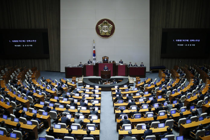 สภาเกาหลีใต้ลงมติถอดถอนประธานาธิบดีหญิง/ เอเอฟพี