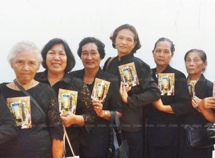 นางถนอมศรี ขวัญนาคม อายุ 56 ปี พร้อมญาติ
