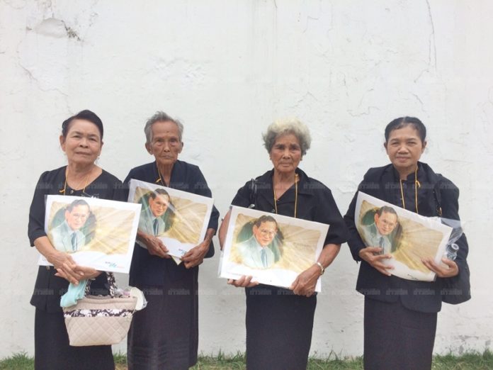 นางวิมล พายมณี อายุ 64 ปี และสมาชิกหมู่บ้านรวมไทย