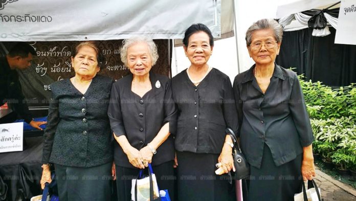 น.ส.นิภา แซ่กอ อายุ 83 ปี พร้อมกลุ่มเพื่อน
