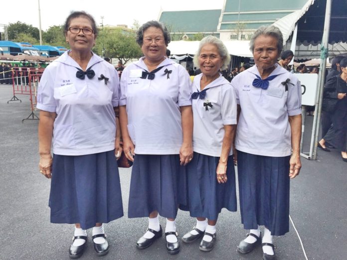 นางอัมพร ศรีเสน่ห์ และสมาชิกโรงเรียนผู้สูงอายุ อ.สนม จ.สุรินทร์ 
