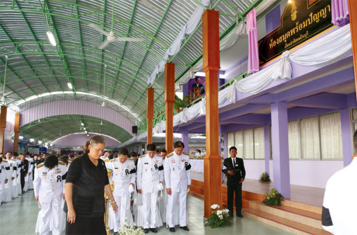 สมเด็จพระเทพรัตนราชสุดาฯ สยามบรมราชกุมารี เสด็จพระราชดำเนินไปทรงเปิด "ห้องสมุดพร้อมปัญญา" ณ เรือนจำพิเศษมีนบุรี กทม. โดยมีนาย ชาญเชาวน์ ไชยานุกิจ ปลัดกระทรวงยุติธรรม นายกอบเกียรติ กสิวิวัฒน์ อธิบดีกรมราชทัณฑ์ และข้าราชการกรมราชทัณฑ์เฝ้าฯ รับเสด็จ เมื่อวันที่ 7 ธ.ค.