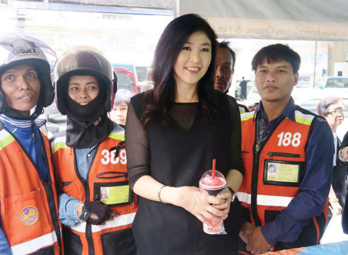 เดินตลาด- น.ส.ยิ่งลักษณ์ ชินวัตร อดีตนายกฯ หาซื้อกับข้าว ผัก ผลไม้ รวมทั้งข้าวสาร ที่ตลาดปากเกร็ด จ.นนทบุรี หลังจากทำบุญถวายสังฆทาน ไถ่ชีวิตโค-กระบือ ที่วัดกู้ โดยมีประชาชนให้ความสนใจเข้ามาขอถ่ายรูป และให้กำลังใจจำนวนมาก เมื่อวันที่ 7 ธ.ค.