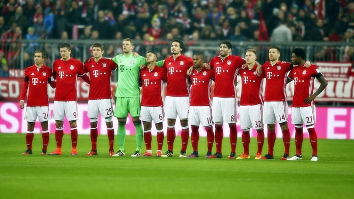 Football Soccer - Bayern Munich v Bayer Leverkusen - German Bundesliga - Allianz-Arena, Munich, Germany - 26/11/16 - Bayern players line up before the match. REUTERS/Michael Dalder DFL RULES TO LIMIT THE ONLINE USAGE DURING MATCH TIME TO 15 PICTURES PER GAME. IMAGE SEQUENCES TO SIMULATE VIDEO IS NOT ALLOWED AT ANY TIME. FOR FURTHER QUERIES PLEASE CONTACT DFL DIRECTLY AT + 49 69 650050 - RTX2S1BM
