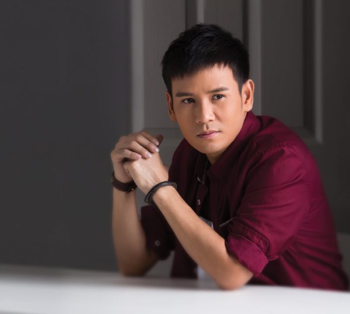 คอลัมน์ ข่าวสดบันเทิง : "ไผ่ พงศธร" ปูทางอนาคต จับไมค์ควบ ...