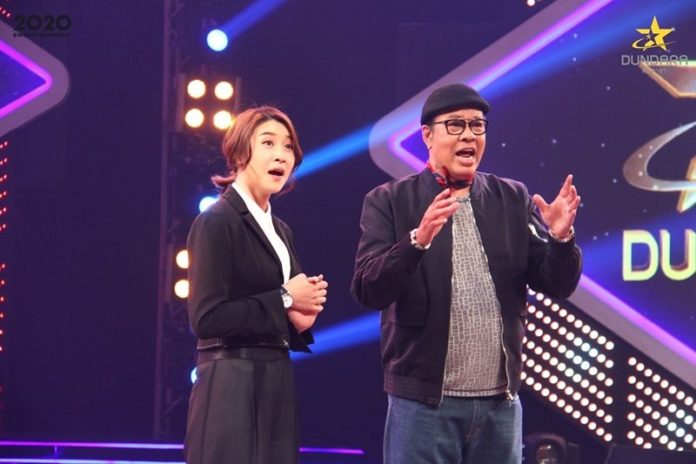 เชียร์ ฑิฆัมพร จ่อเสียบเก้าอี้พิธีกร ดันดารา ทำเอา ชมพู่-โบ เสียวสันหลัง! 