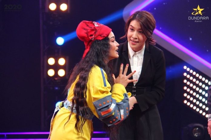 เชียร์ ฑิฆัมพร จ่อเสียบเก้าอี้พิธีกร ดันดารา ทำเอา ชมพู่-โบ เสียวสันหลัง! 
