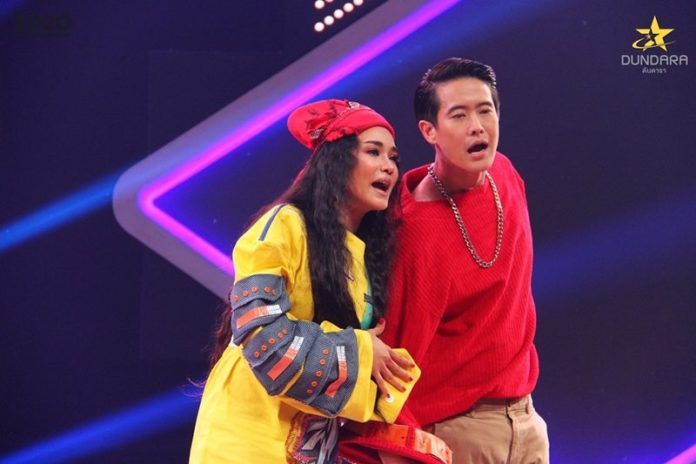 เชียร์ ฑิฆัมพร จ่อเสียบเก้าอี้พิธีกร ดันดารา ทำเอา ชมพู่-โบ เสียวสันหลัง! 