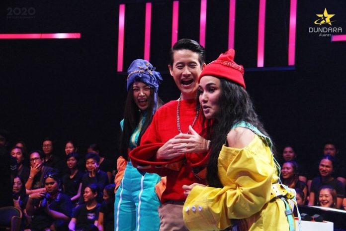 เชียร์ ฑิฆัมพร จ่อเสียบเก้าอี้พิธีกร ดันดารา ทำเอา ชมพู่-โบ เสียวสันหลัง! 