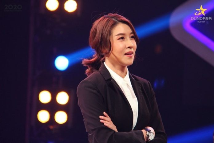 เชียร์ ฑิฆัมพร จ่อเสียบเก้าอี้พิธีกร ดันดารา ทำเอา ชมพู่-โบ เสียวสันหลัง! 