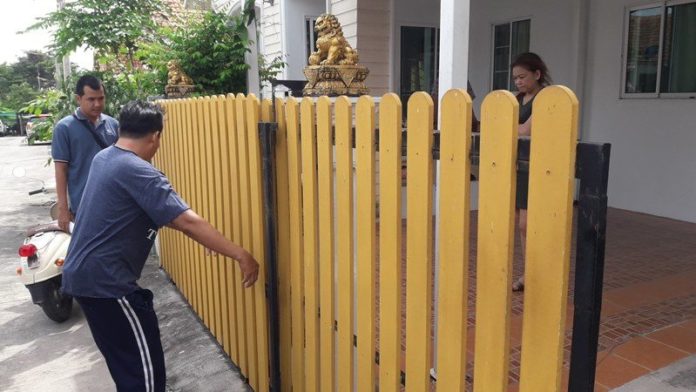 เข่าแทบทรุด