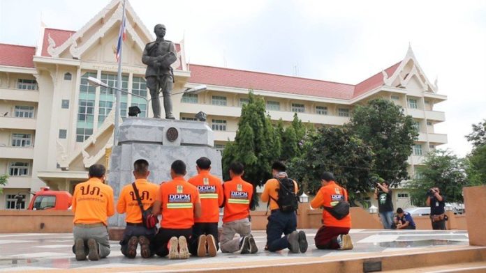 สักการะเบื้องหน้าพระบรมราชานุสาวรีย์ รัชกาลที่ 5 