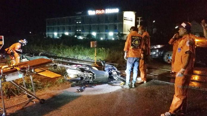 ขี่จักรยานยนต์ข้ามทางกั้น รถไฟเบรกไม่อยู่ ถูกชนดับ -1
