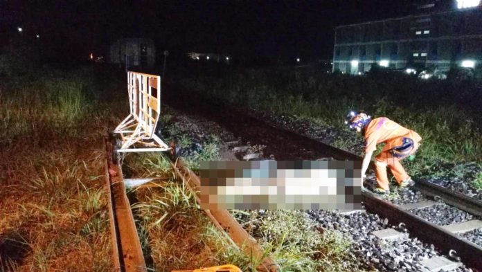 ขี่จักรยานยนต์ข้ามทางกั้น รถไฟเบรกไม่อยู่ ถูกชนดับ -2