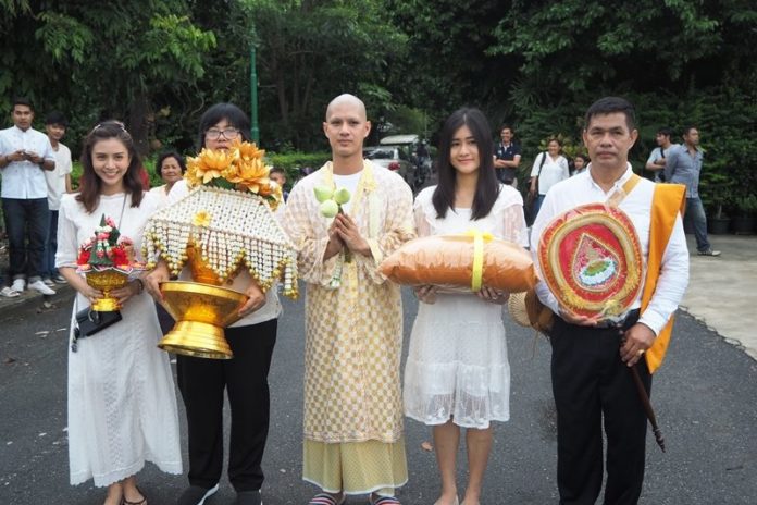 เขต ธาราเขต บวชทดแทนคุณพ่อแม่ ฤกษ์ดีตรงวันเกิด เพื่อนดาราร่วมอนุโมทนาบุญ