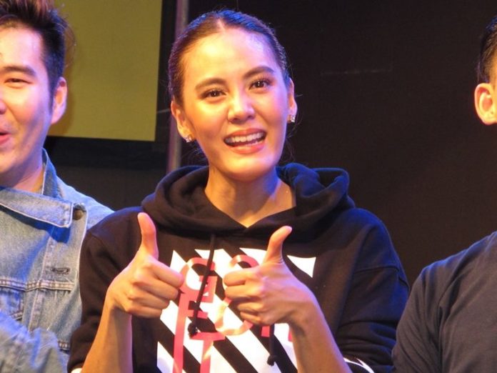 มิกกี้ ขอหวานบ้าง ลงรูปคู่ เจนี่ กอดคอแนบชิด ปลายจมูกเฉี่ยวติ่งหู