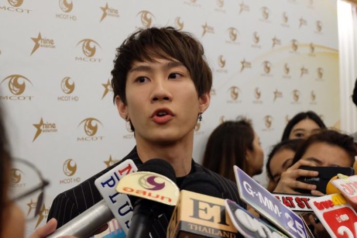 กัปตัน ชลธร ควงคุณแม่ เตรียมแถลงพรุ่งนี้ กรณีดราม่าทำสาวท้อง?!