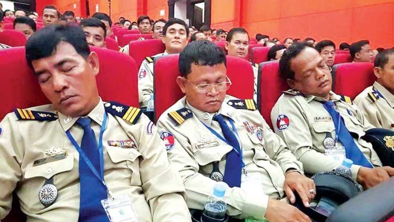 ตำรวจเขมรงีบหลับ