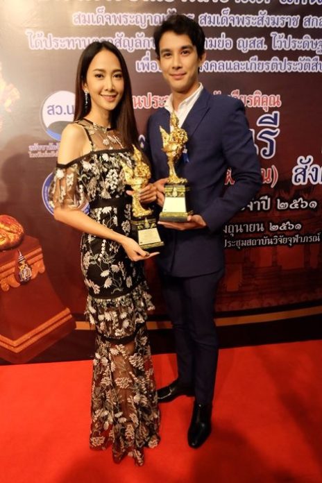 ดาราตบเท้ารับรางวัล "พระกินรี" ด้าน 'ไก่' นำทีมผู้จัดรับ "ดุษฎีปริญญา" สาขาละครฯ