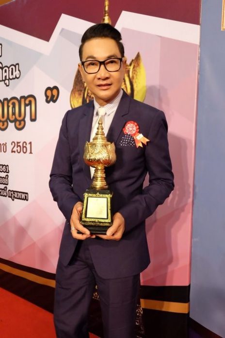 ดาราตบเท้ารับรางวัล "พระกินรี" ด้าน 'ไก่' นำทีมผู้จัดรับ "ดุษฎีปริญญา" สาขาละครฯ