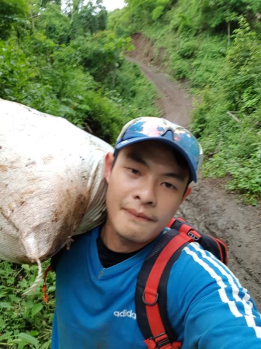 ชาวเน็ตชื่นชม ครูดอย แบกอาหารฝ่าโคลนไปให้เด็กๆ