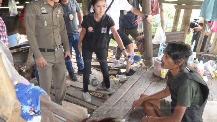 นายสุกีย์ ถูกนำตัวมาทำแผนประกอบคำรับสารภาพ หลังพลั้งมือฆ่าภรรยาเสียชีวิต