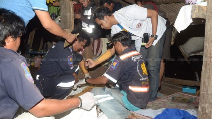 เจ้าหน้าที่ตรวจสอบศพภรรยานายสุกีย์ หลังเสียชีวิตเปลือยในกระท่อม