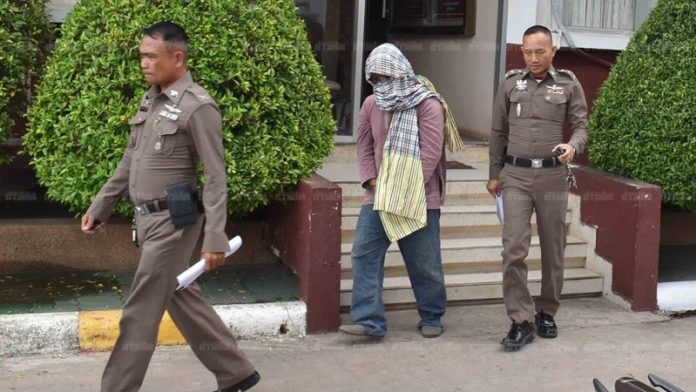 ตำรวจคุมตัวอดีตครูไปฝากขังที่ศาลจังหวัดกาฬสินธุ์