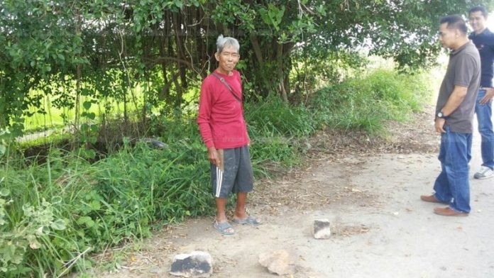 นายผัด ให้ข้อมูลตำรวจ หลังถูก 2 คนร้ายประกบจี้ชิงทรัพย์ 