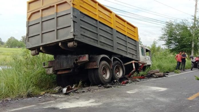 สภาพรุบรรทุกสิบล้อคู่กรณีที่เสียหลักตกลงข้างทาง