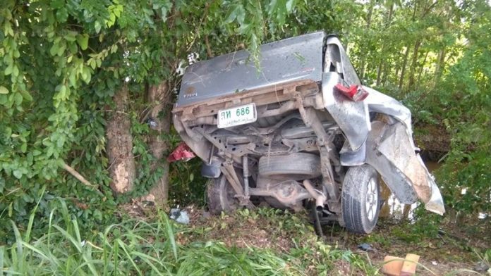 สภาพรถกระบะเสียหลักพุ่งชนรถสิบล้อ ก่อนตกลงไปข้างทาง