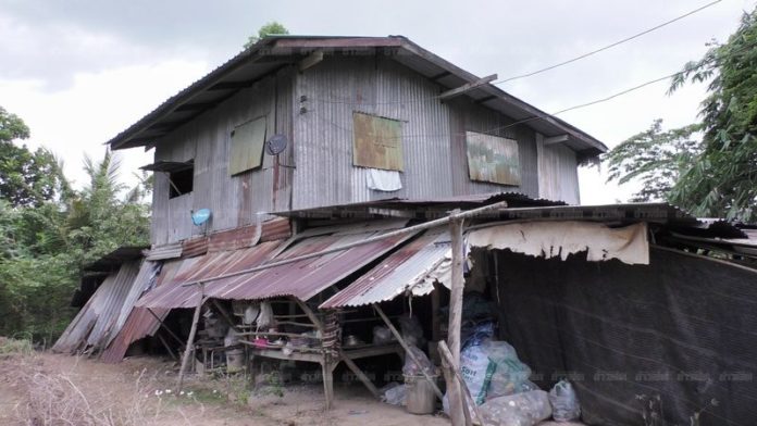 สภาพบ้านที่เก่าและทรุดโทรม ที่ทั้ง 22 ชีวิตอาศัยอยู่รวมกัน
